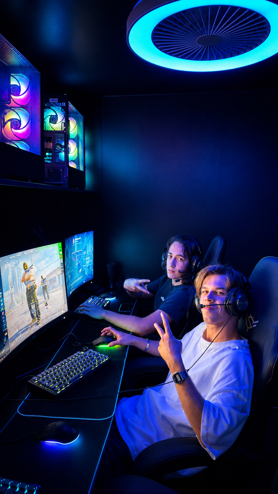 Clientes jugando torneos y gaming en PLAYZ Torrevieja
