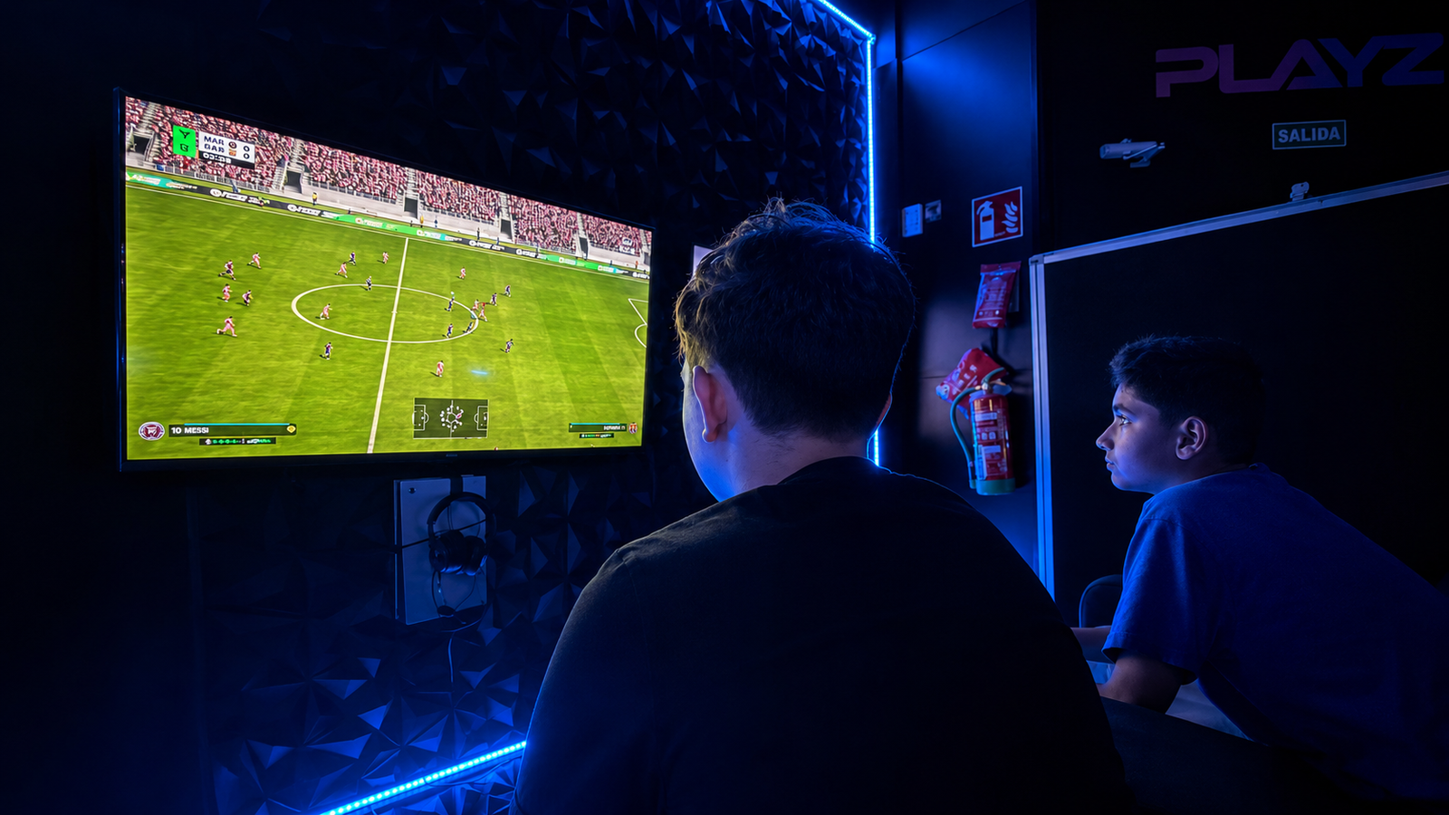 Clientes jugando PlayStation 5 en PLAYZ Gaming Lounge Torrevieja